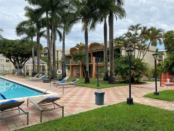 $2,400 | 9320 Fontainebleau Boulevard, Unit 301, Miami, FL 33172