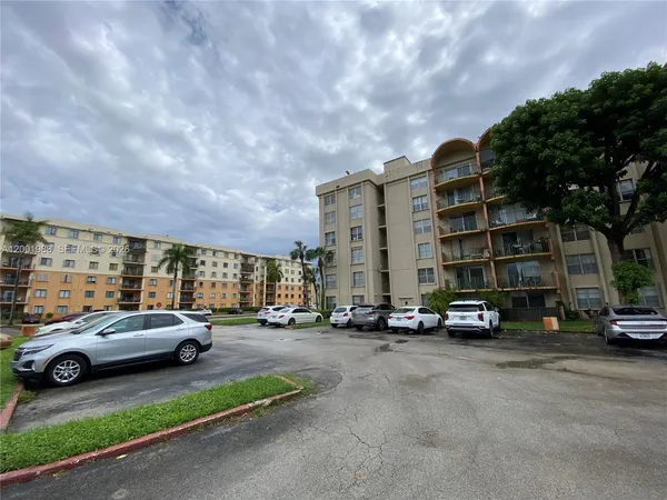 $2,400 | 9320 Fontainebleau Boulevard, Unit 301, Miami, FL 33172