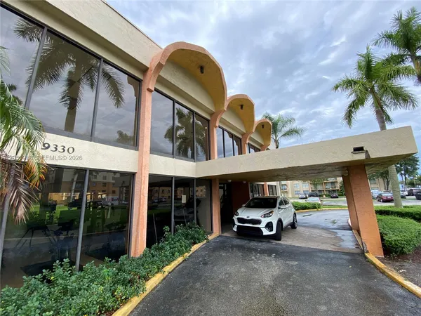 $2,400 | 9320 Fontainebleau Boulevard, Unit 301, Miami, FL 33172
