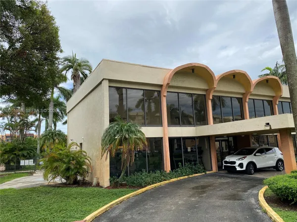 $2,400 | 9320 Fontainebleau Boulevard, Unit 301, Miami, FL 33172