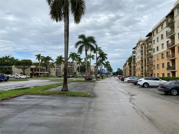 $2,400 | 9320 Fontainebleau Boulevard, Unit 301, Miami, FL 33172