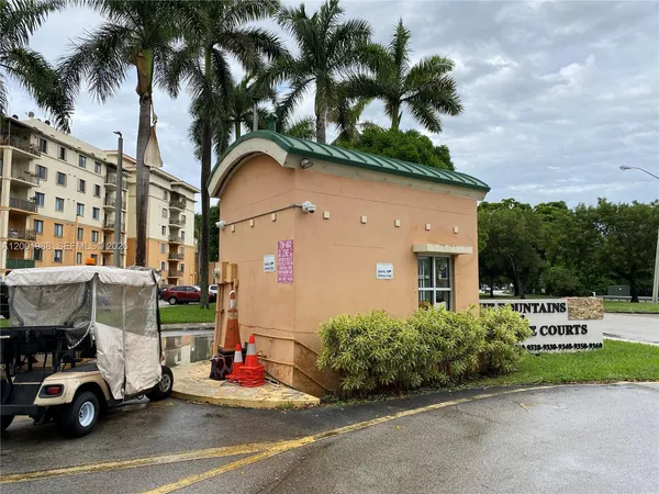 $2,400 | 9320 Fontainebleau Boulevard, Unit 301, Miami, FL 33172