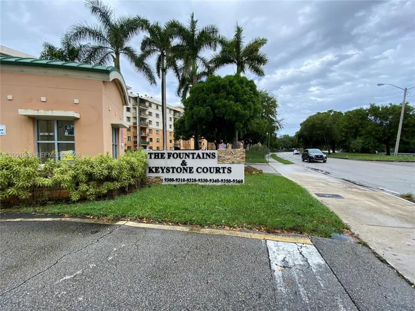 $2,400 | 9320 Fontainebleau Boulevard, Unit 301, Miami, FL 33172