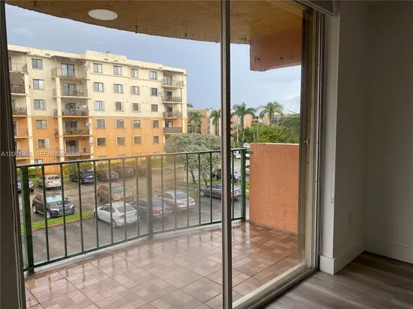 $2,400 | 9320 Fontainebleau Boulevard, Unit 301, Miami, FL 33172