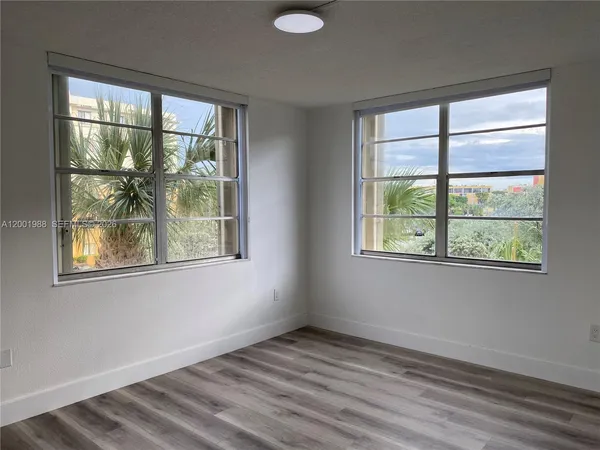 $2,400 | 9320 Fontainebleau Boulevard, Unit 301, Miami, FL 33172