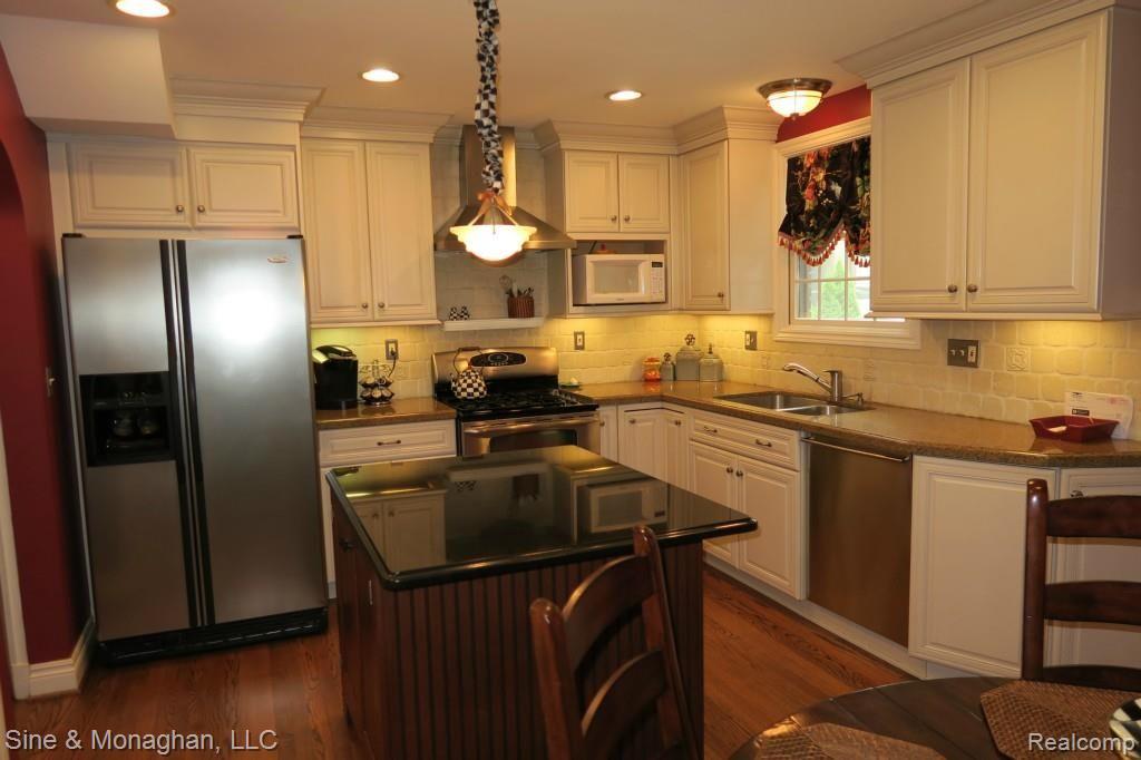 710 Lincoln Road Grosse Pointe, MI 48230 - Photo 8 of 29 img_1580.jpg