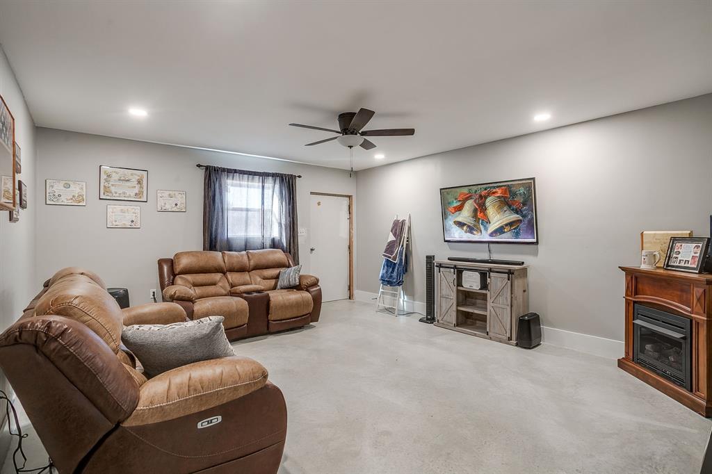 8140 Lavender Road Springtown, TX 76082 - Photo 27 of 36
