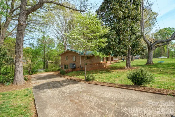 $467,000 | 465 28th Ave Lane Northeast, Hickory, NC 28601