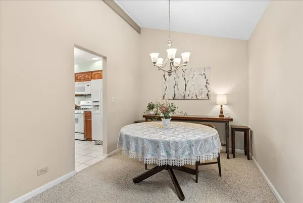 $324,000 | 1675 Grosvenor Circle, Unit C, Wheaton, IL 60189