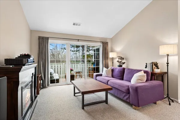 $324,000 | 1675 Grosvenor Circle, Unit C, Wheaton, IL 60189
