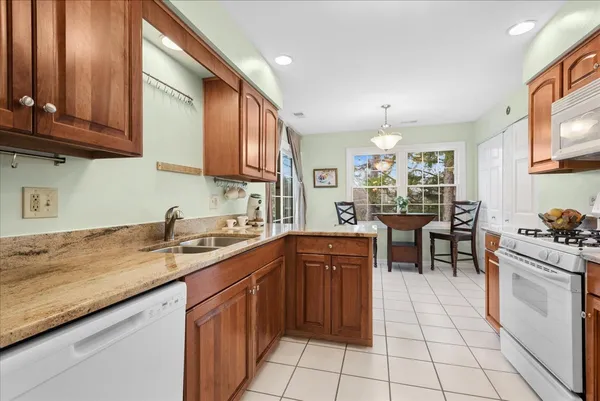 $324,000 | 1675 Grosvenor Circle, Unit C, Wheaton, IL 60189