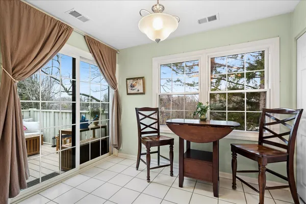 $324,000 | 1675 Grosvenor Circle, Unit C, Wheaton, IL 60189