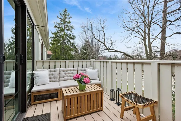 $324,000 | 1675 Grosvenor Circle, Unit C, Wheaton, IL 60189