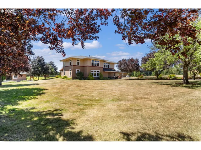 a view of yard with trees