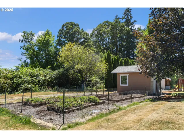 a view of a house with backyard and trees
