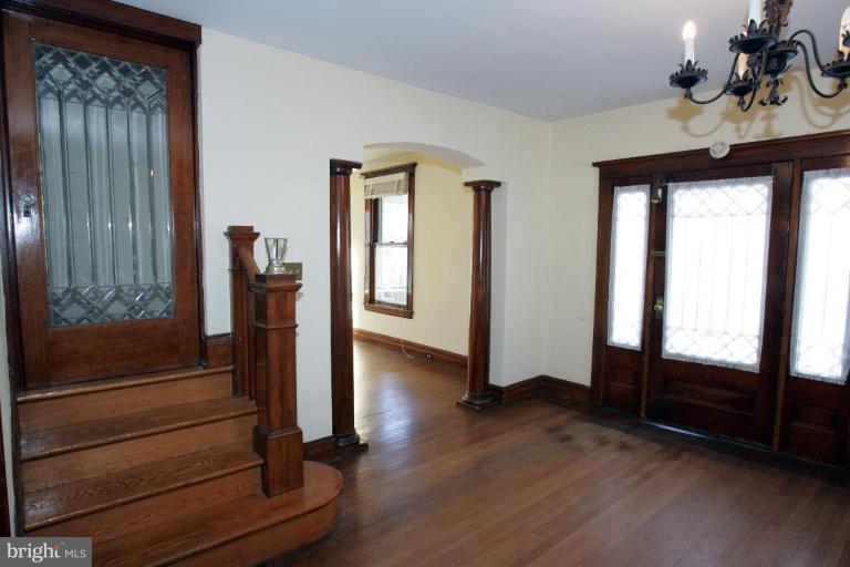401 Cedarcroft Road Baltimore, MD 21212 - Photo 7 of 24 Entrance / Foyer
