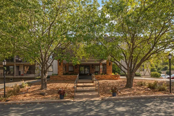 $215,000 | 1304 West Medicine Lake Drive, Unit 202, Minneapolis, MN 55441