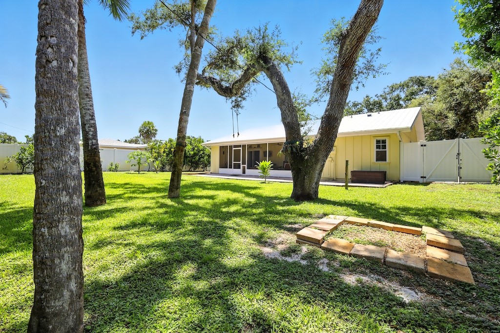 725 Acacia Road Vero Beach, FL 32963 - Photo 23 of 32