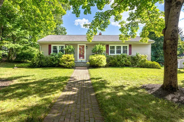 $575,000 | 18 Center Circle, Plaistow, NH 03865