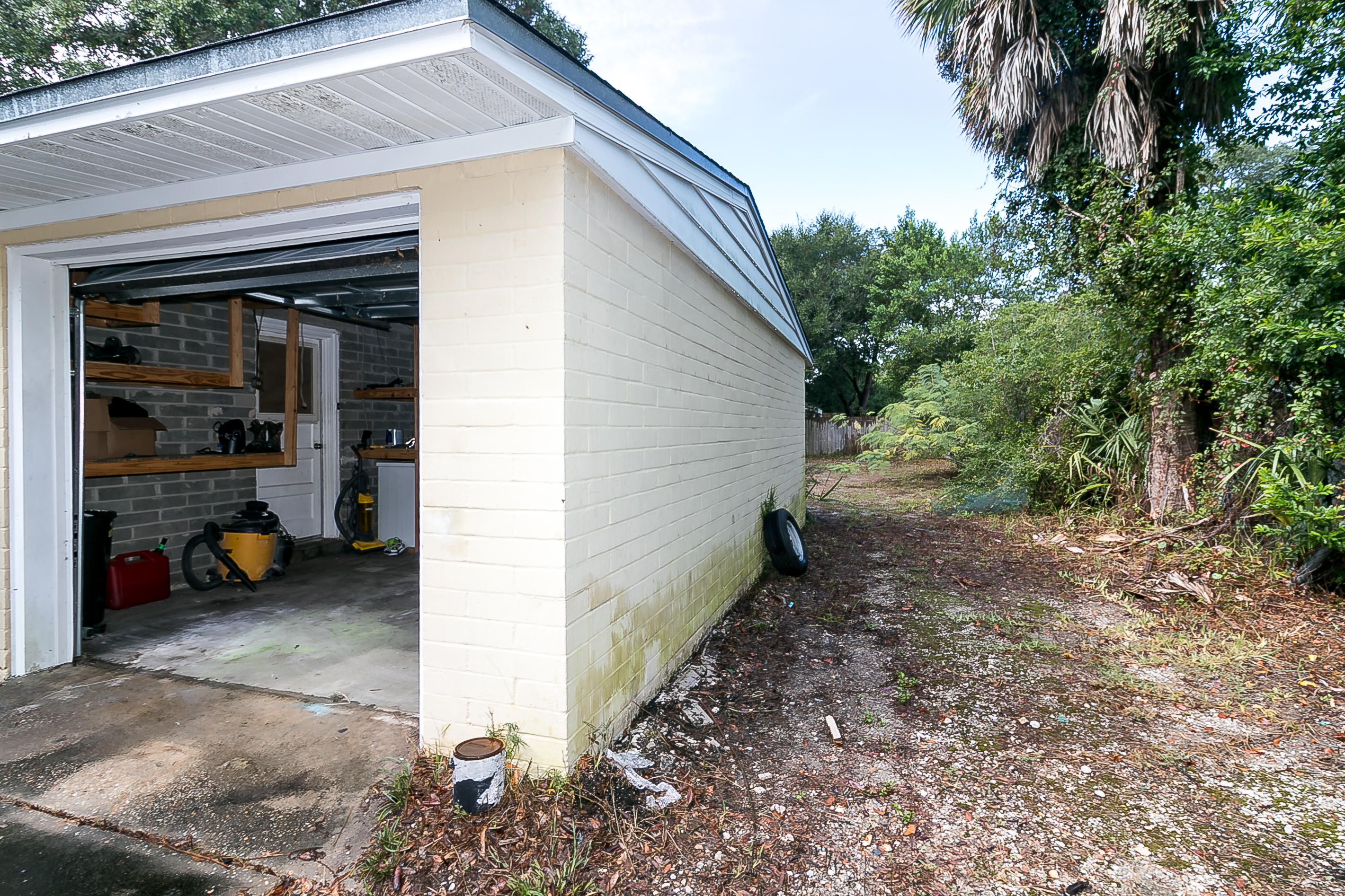 10 Choctawhatchee Road Northeast Fort Walton Beach, FL 32548 - Photo 18 of 19 Garage
