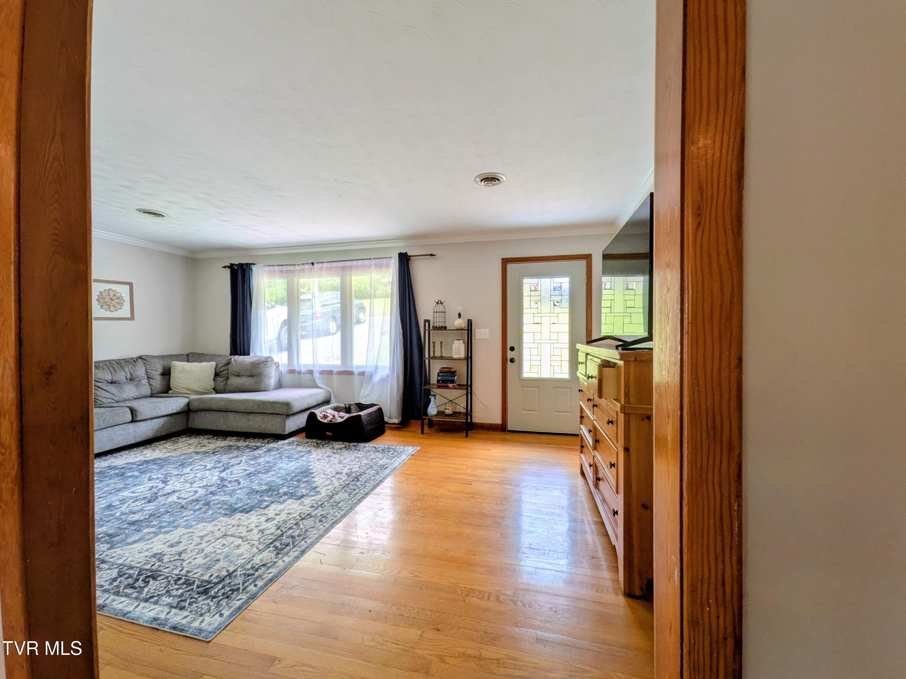1129 Jackson Hollow Road Kingsport, TN 37663 - Photo 11 of 59 Livingroom(1)
