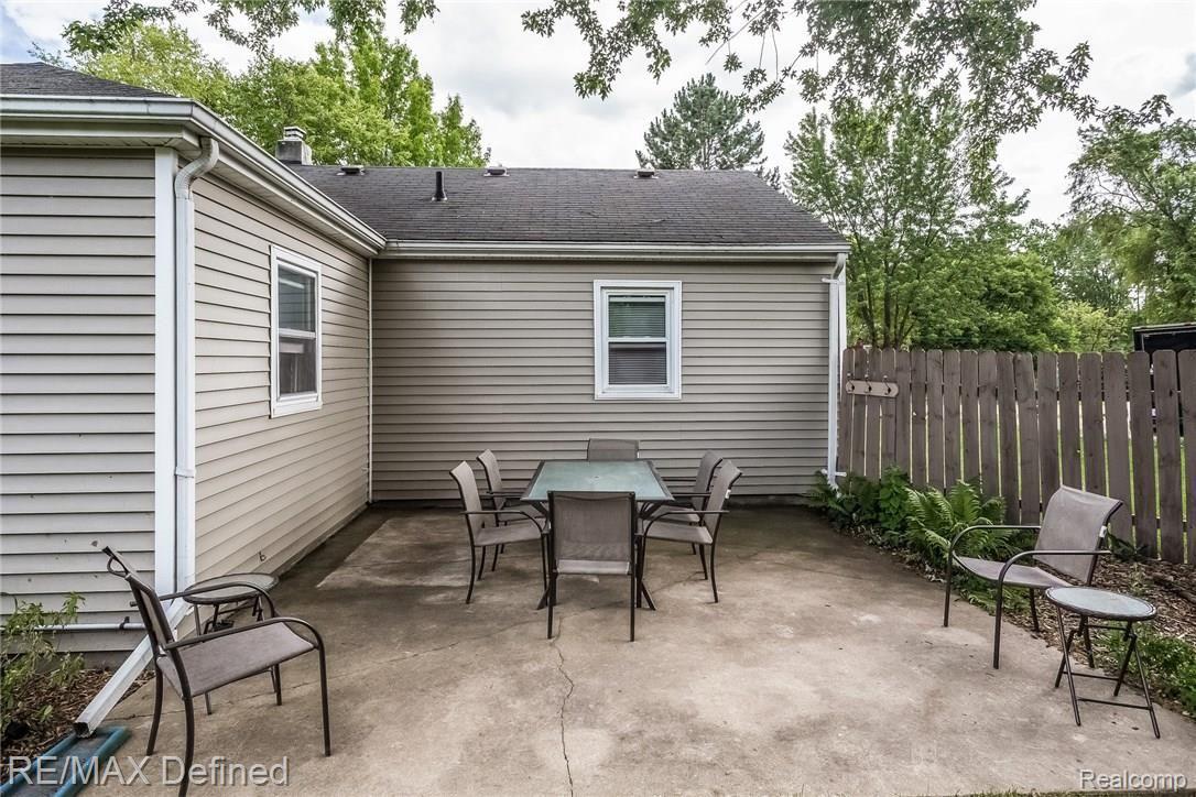 3137 Hickory Lawn Road Rochester, MI 48307 - Photo 32 of 49 032-Rear_View-4376108-medium.jpg