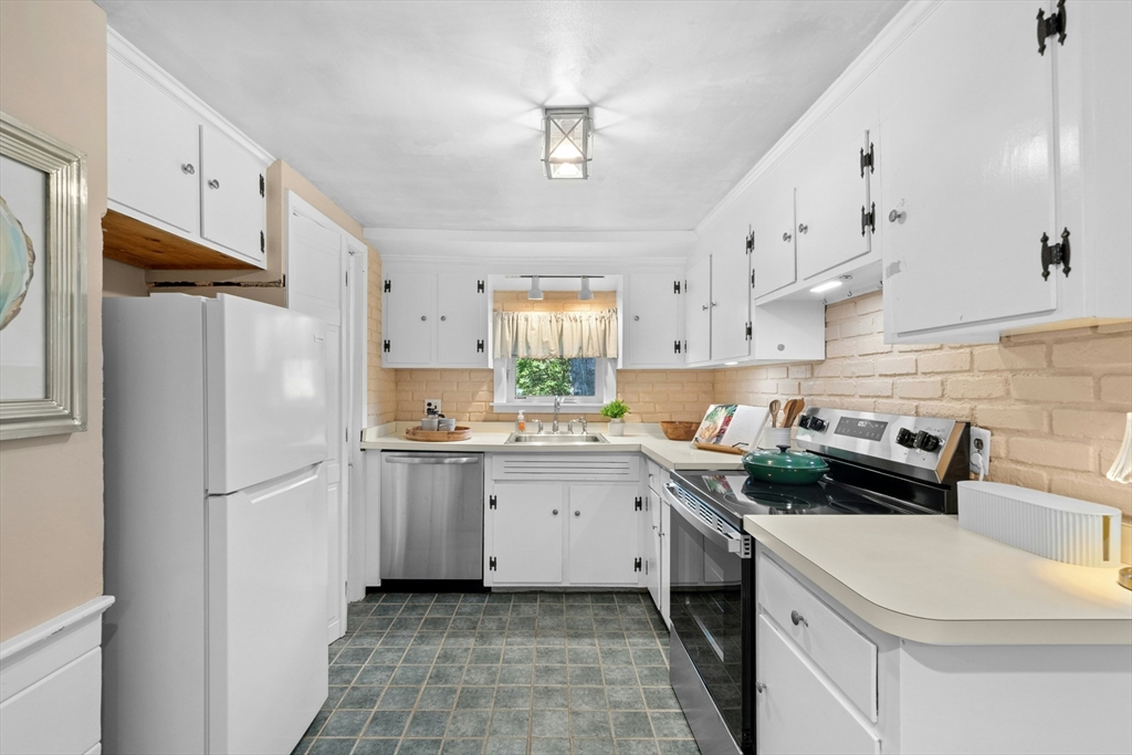 171 Lawson Road Scituate, MA 02066 - Photo 11 of 39