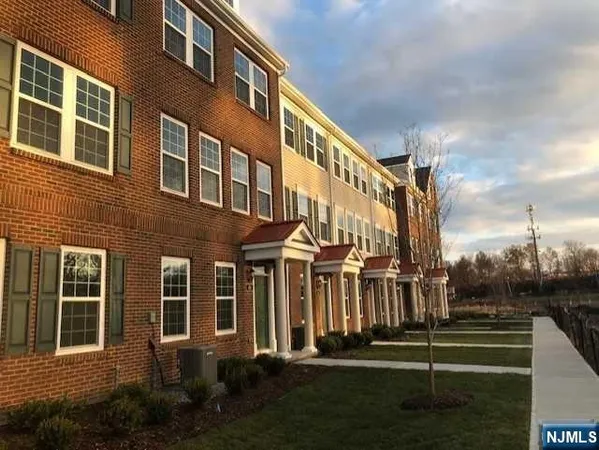 $749,000 | 32 Litchfield Lane, Unit 403, Fair Lawn, NJ 07410