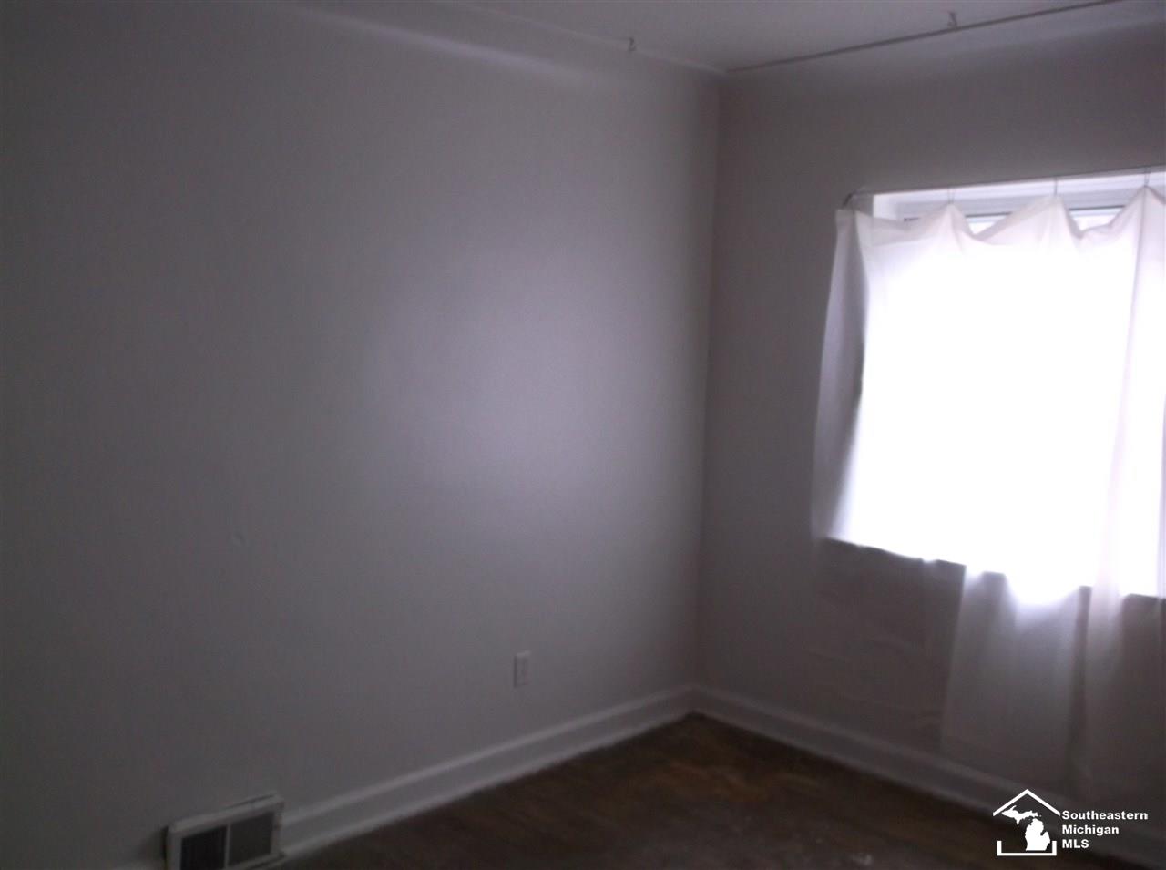 25065 Sibley Road Romulus, MI 48174 - Photo 8 of 13 31308590-7.JPG