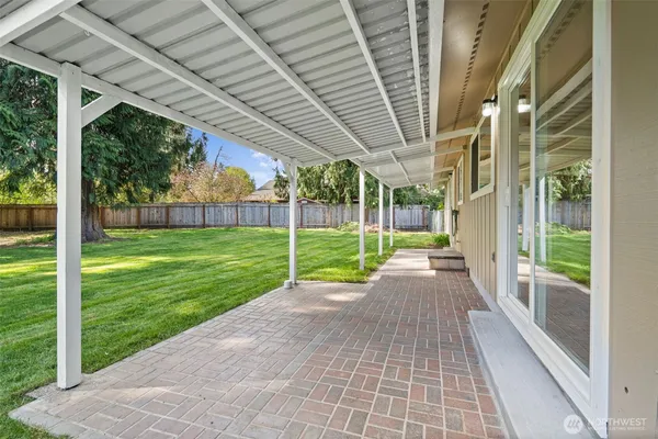 a view of a house with backyard