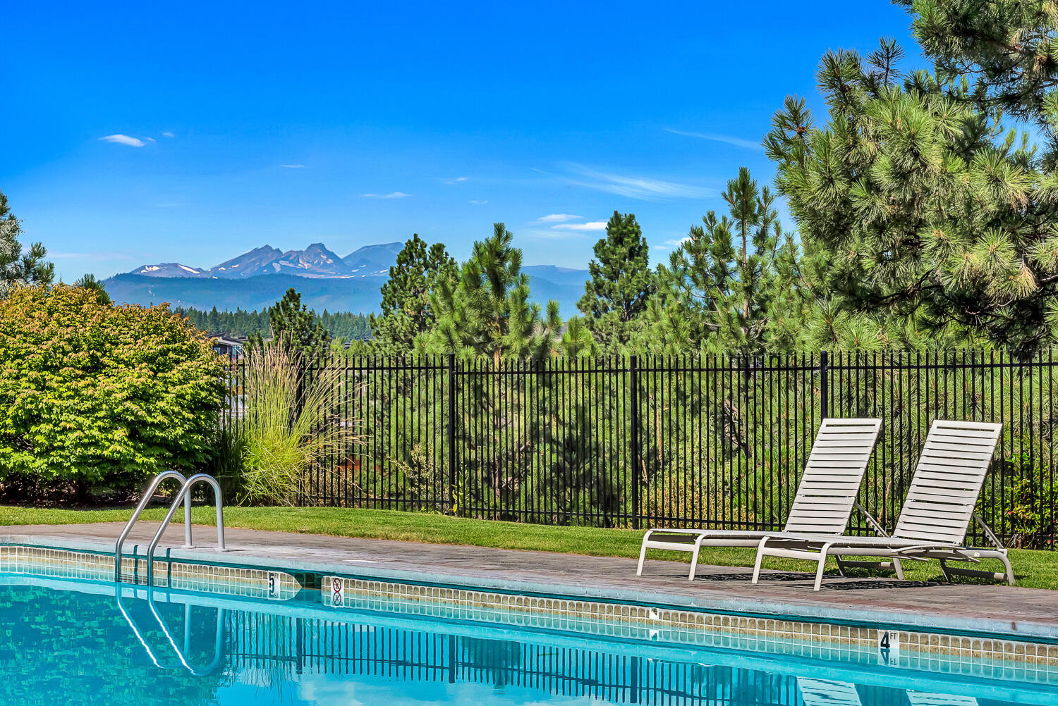 19666 Sunshine Way Bend, OR 97702 - Photo 24 of 31 Community pool