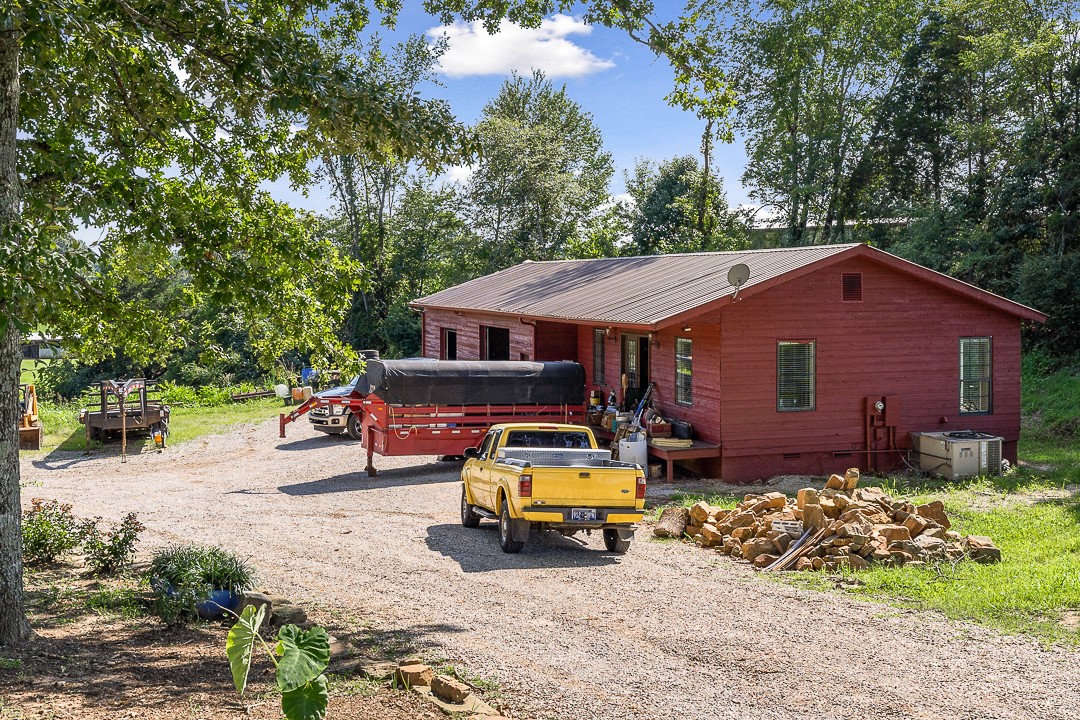 2711 Sullivan Knowles Road Sparta, TN 38583 - Photo 6 of 42 a car parked in front of a house