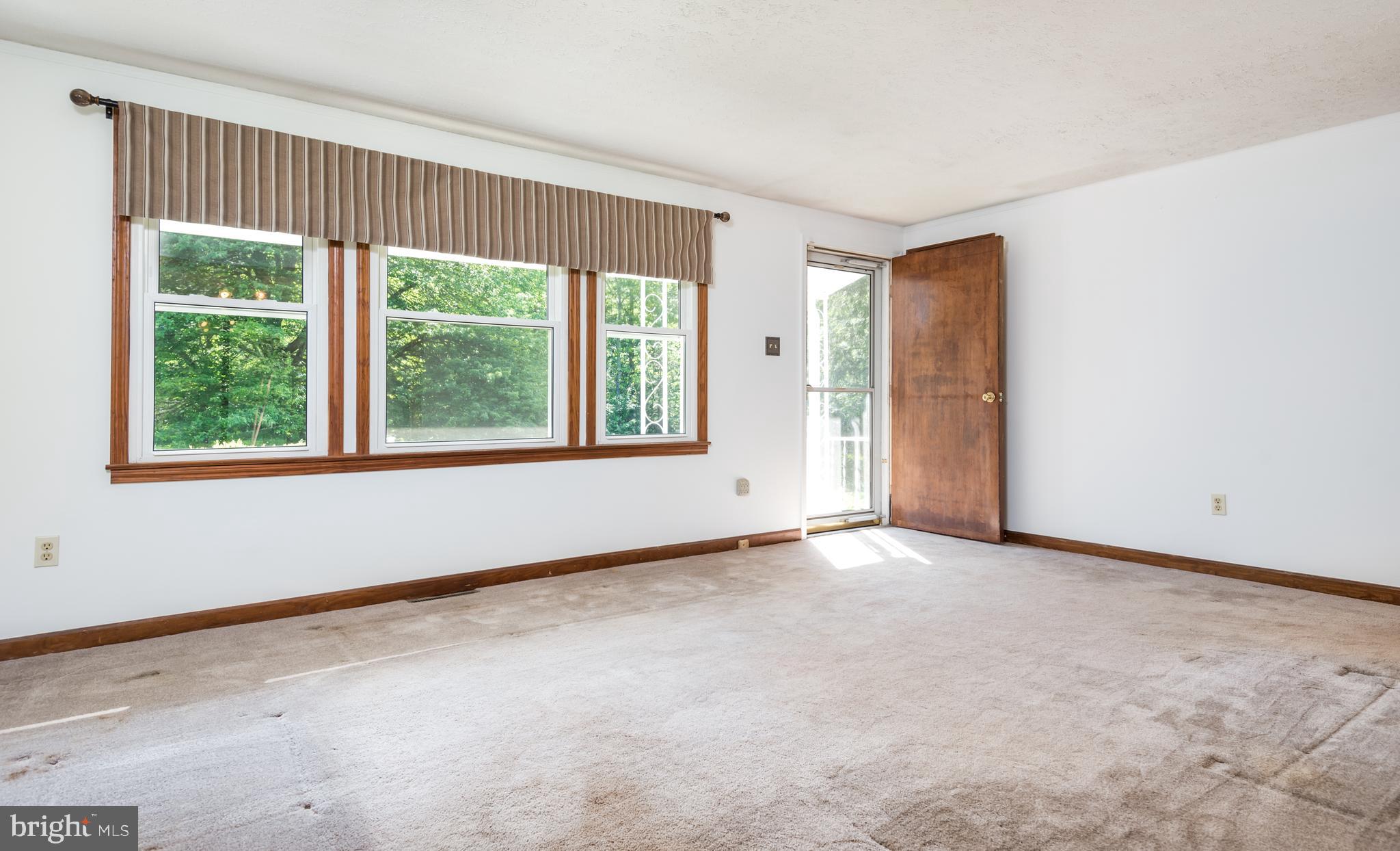 9554 Meetze Road Midland, VA 22728 - Photo 5 of 39 Spacious Family Room