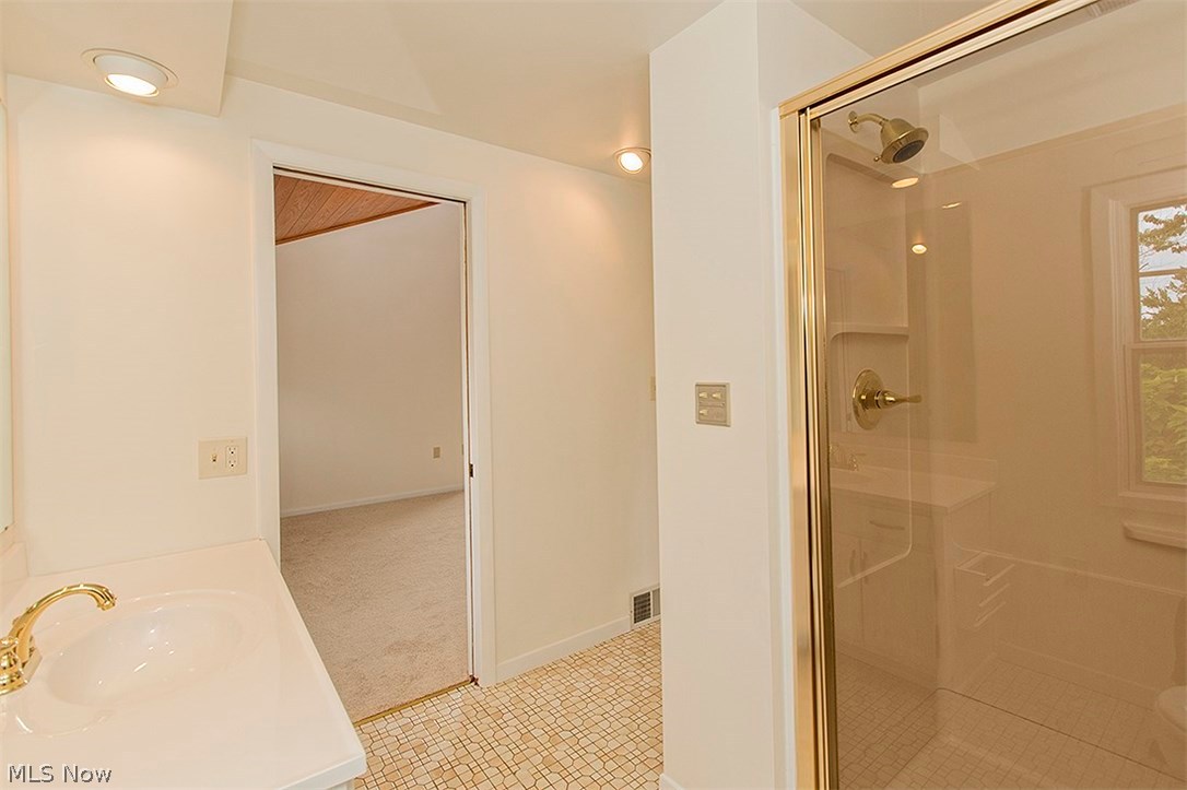 3253 Bradford Road Cleveland, OH 44118 - Photo 24 of 34