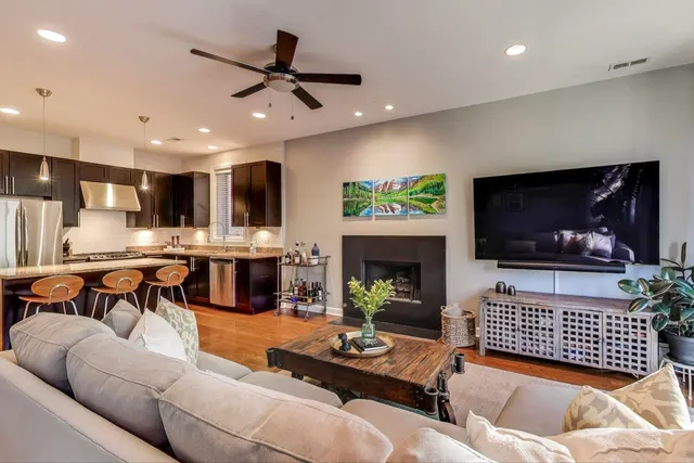 $535,000 | 911 North Wood Street, Unit 2, Chicago, IL 60622