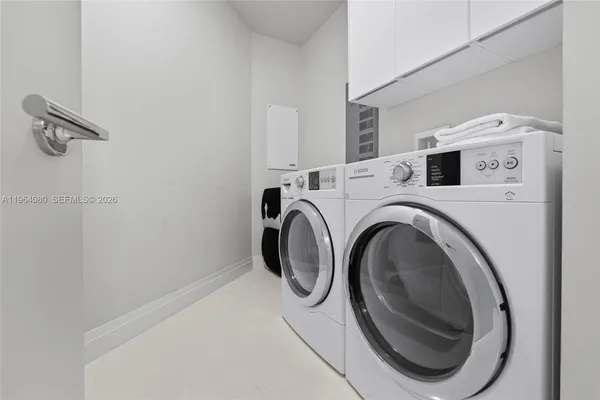 a view of livingroom with furniture