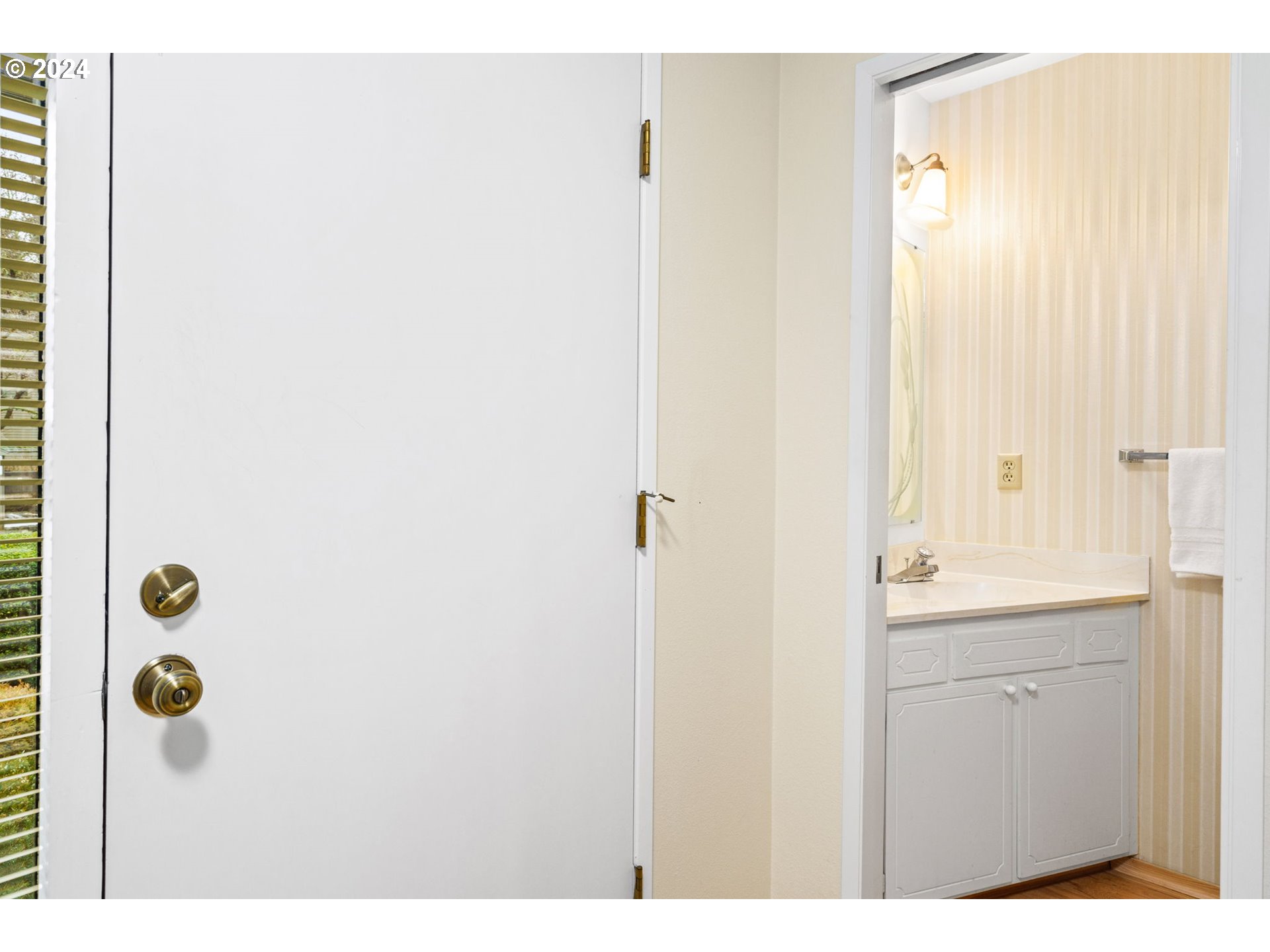 80 Fairway Loop Eugene, OR 97401 - Photo 11 of 26 Attached Bathroom #1