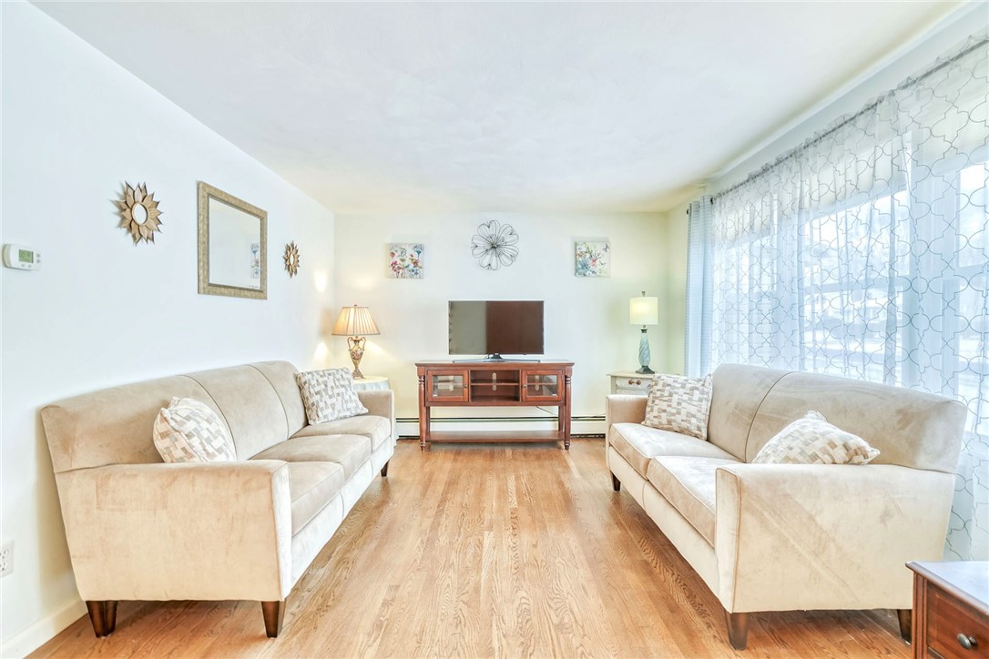 947 Copper Kettle Road Webster, NY 14580 - Photo 3 of 49 Living room