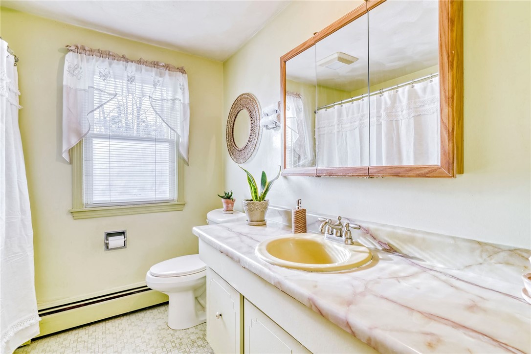 947 Copper Kettle Road Webster, NY 14580 - Photo 34 of 49 Full bathroom with tub/shower combo.