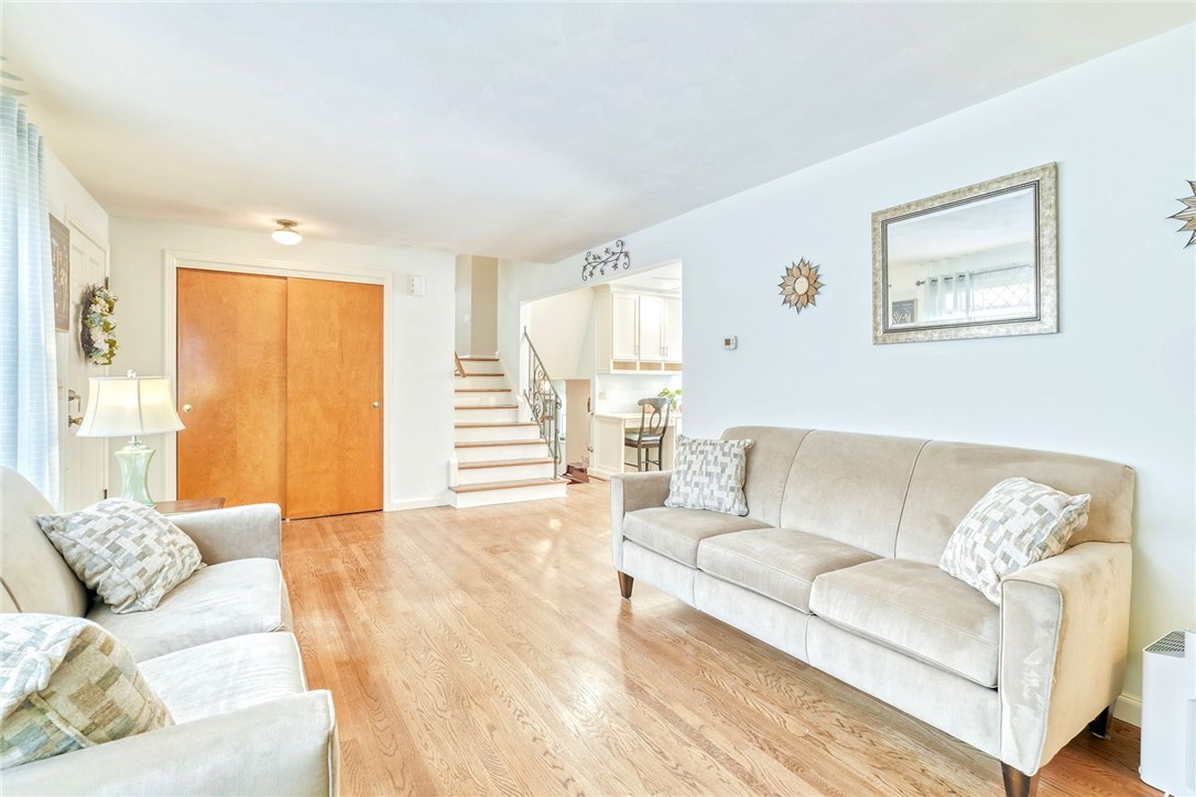 947 Copper Kettle Road Webster, NY 14580 - Photo 5 of 49 Living Room and entry