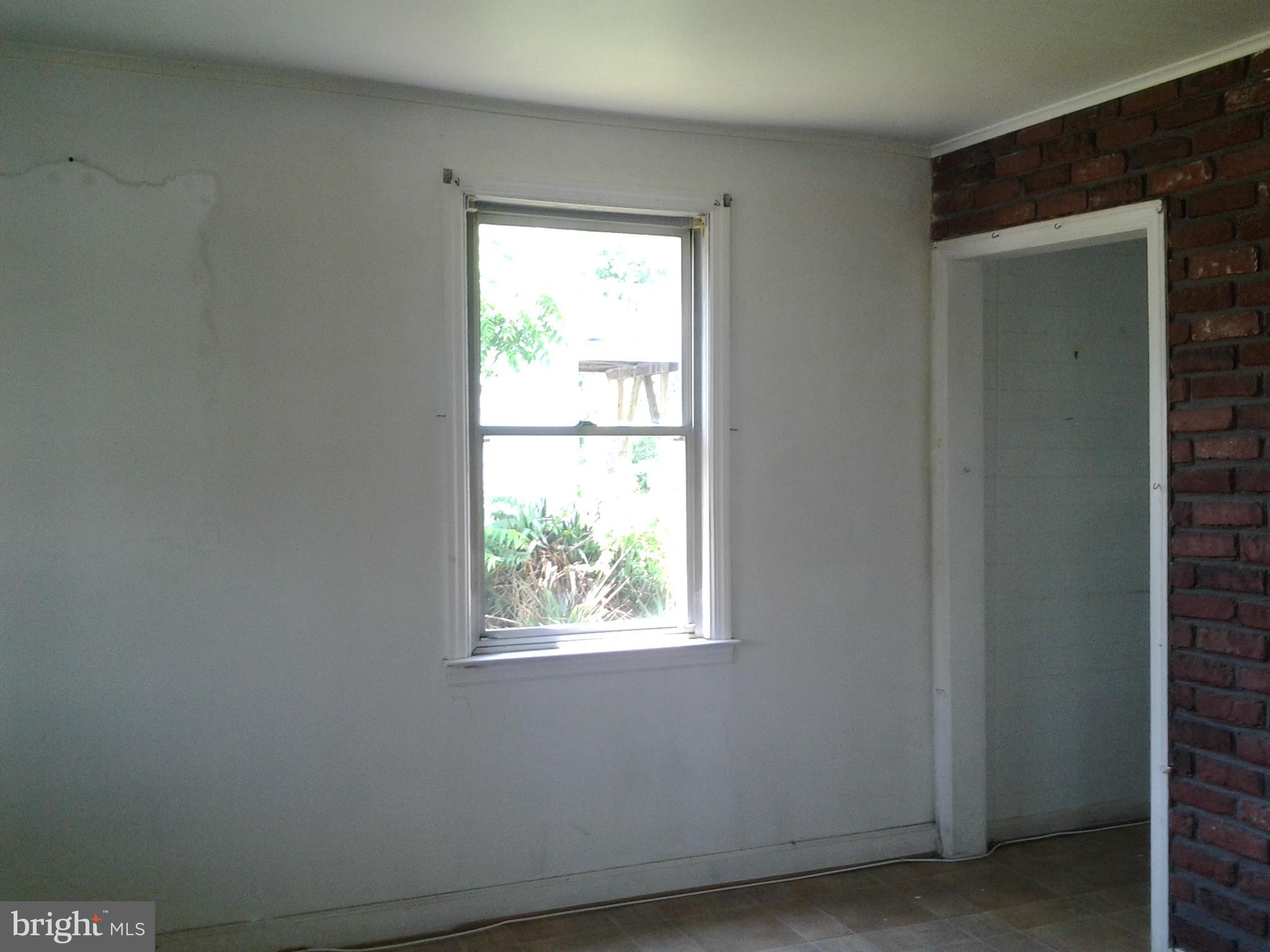 312 Sollers Point Road Baltimore, MD 21222 - Photo 10 of 21 Living Room