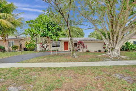 a view of a yard with yellow house