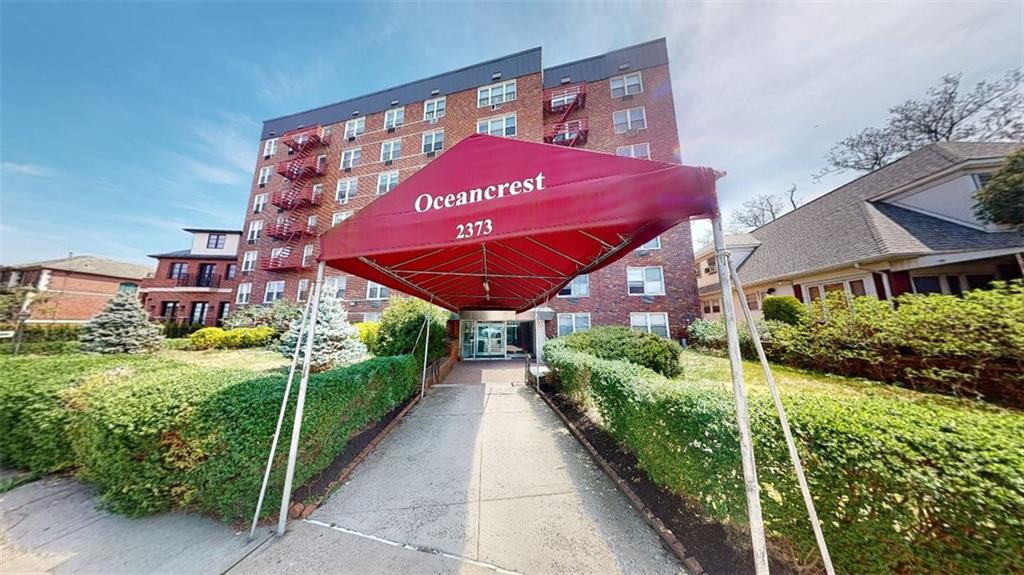 a view of a backyard with garden