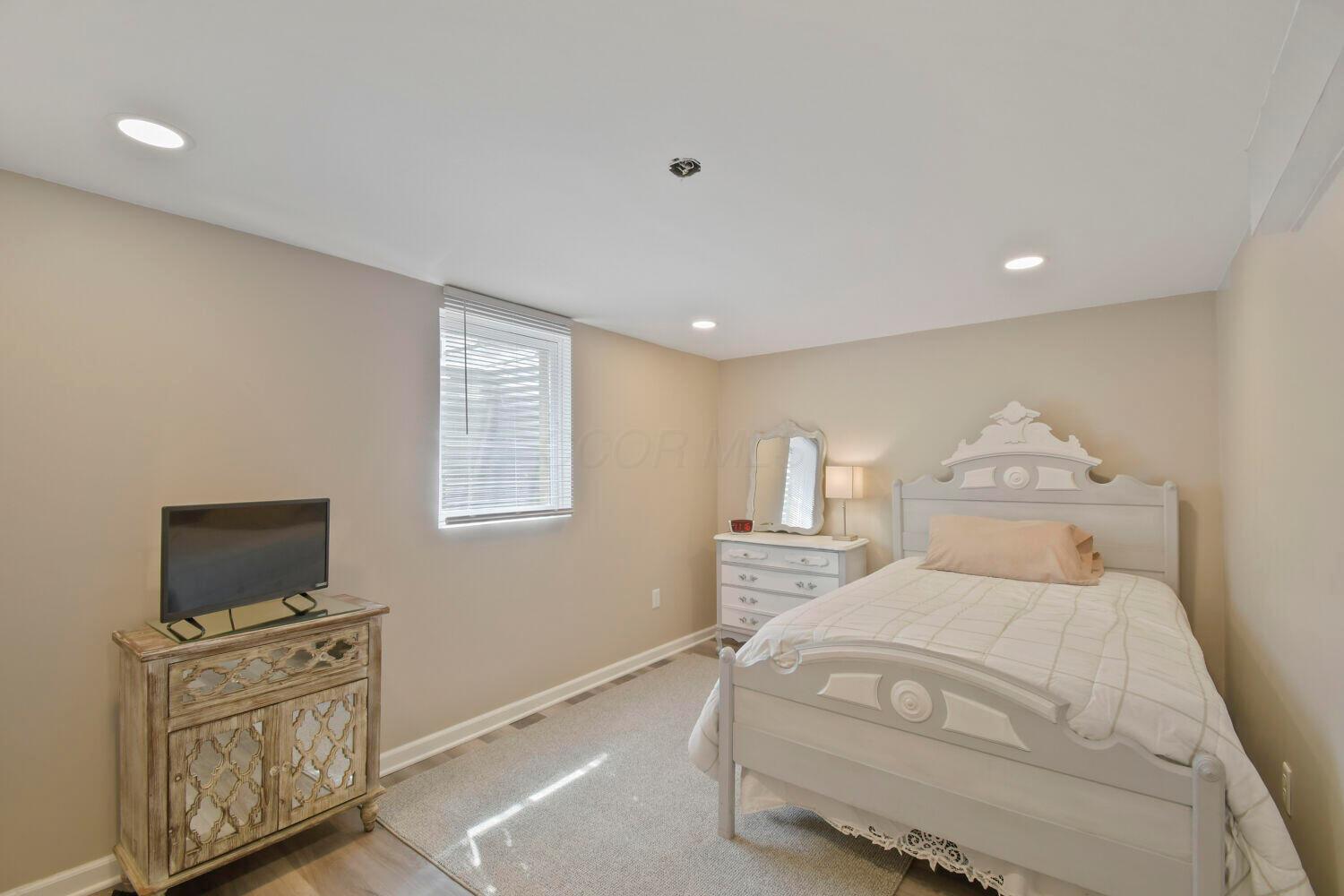 2732 Minerva Lake Road Columbus, OH 43231 - Photo 21 of 29 BEDROOM 3