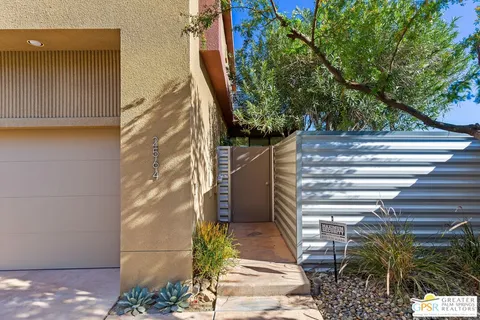 a view of entryway with outdoor area