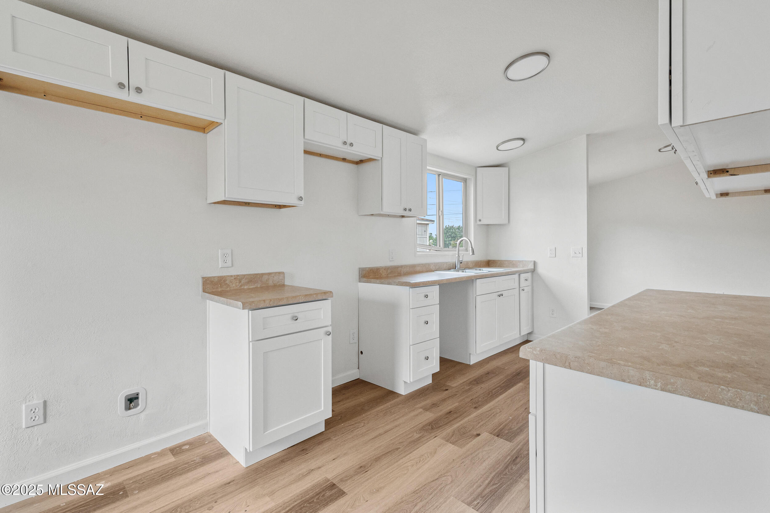 744 West Simmons Road Tucson, AZ 85705 - Photo 7 of 27 Kitchen