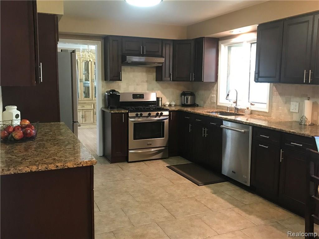 1609 Deerhurst Lane Rochester Hills, MI 48307 - Photo 5 of 38