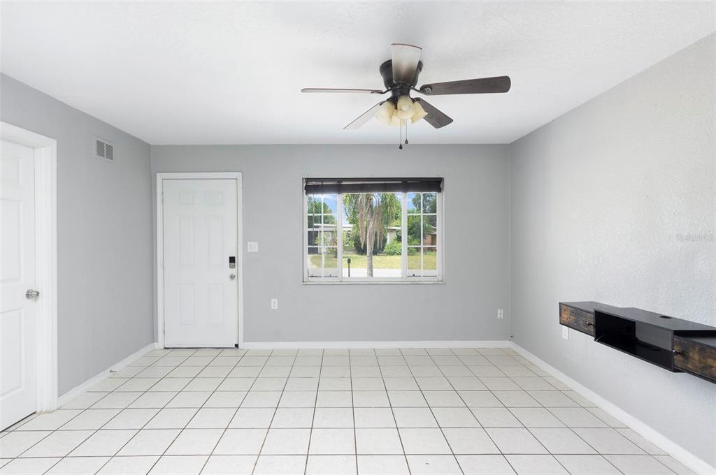5255 45th Avenue North St. Petersburg, FL 33709 - Photo 3 of 24