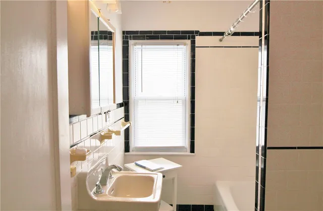 $2,600 | 23 Smith Avenue, Unit 3, Newport, RI 02840