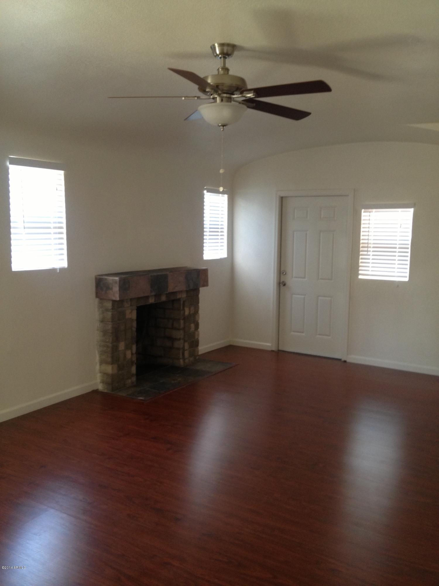 712 East Pierce Street Phoenix, AZ 85006 - Photo 5 of 7 Pierce Living Room